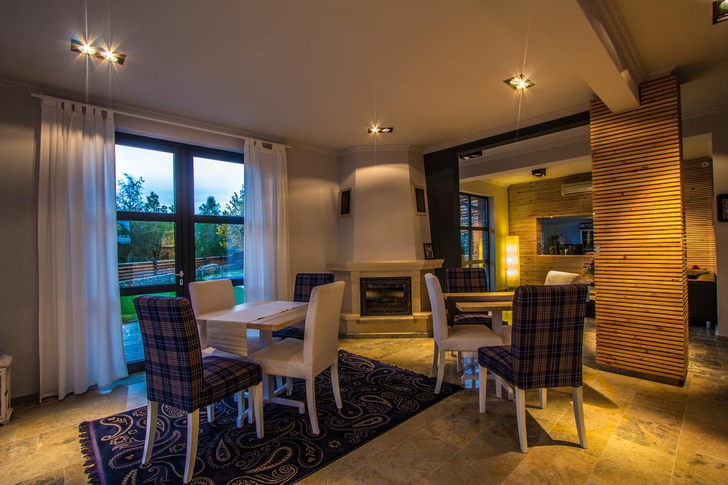 Family Hotel Friends Villa Enchets ภายนอก รูปภาพ