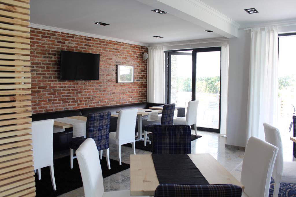 Family Hotel Friends Villa Enchets ภายนอก รูปภาพ